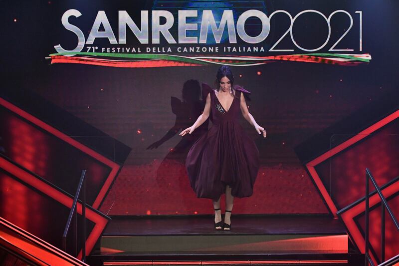 Sanremo: Matilda sfida le scaramanzie, abito tra vinaccia e viola 1