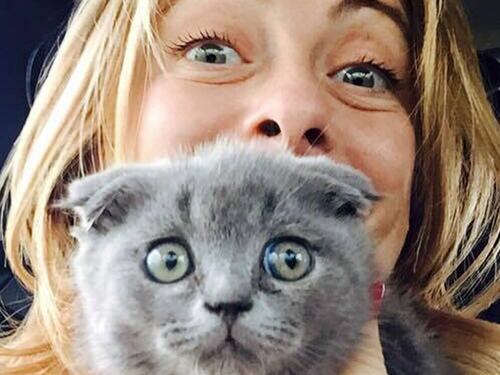 Luxuria sbeffeggia la Meloni: "Il suo gatto? E chi le dice che non sia gay?"