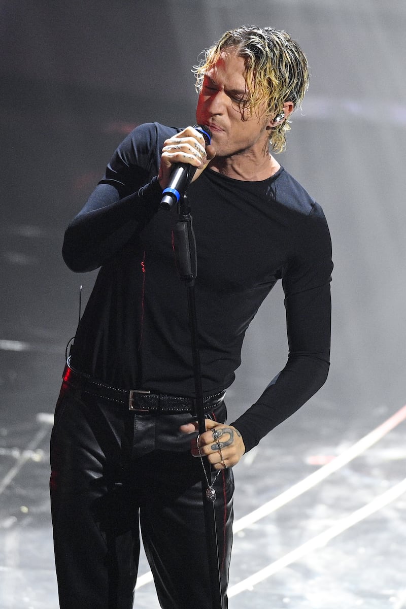 Sanremo 2024: ecco il look della prima serata del Festival di Irama  3