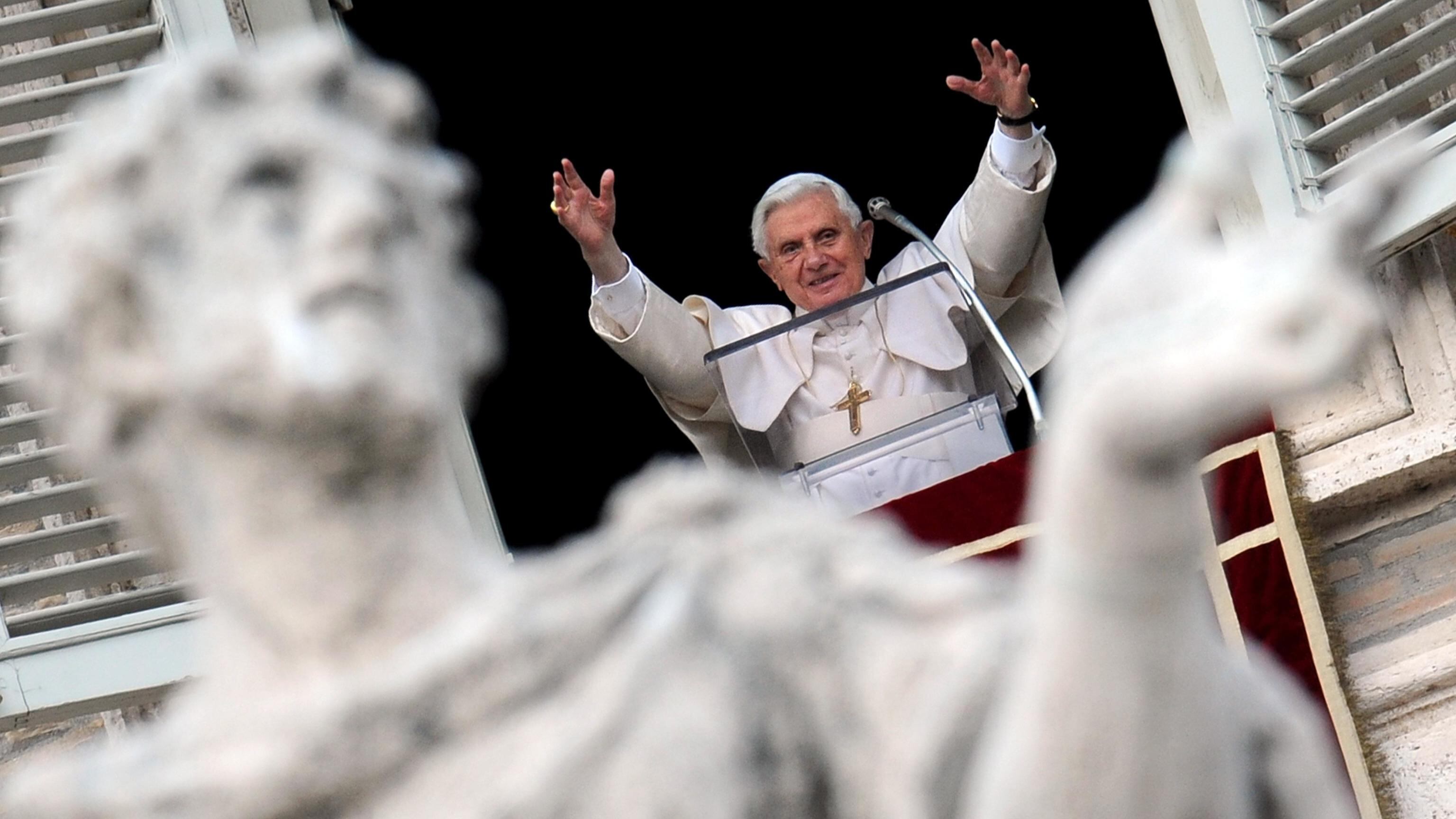 Hanno chiamato i figli con i nomi del Pontefice. Ora da Acerra a San Pietro per l'ultimo saluto