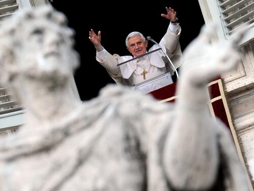 Hanno chiamato i figli con i nomi del Pontefice. Ora da Acerra a San Pietro per l'ultimo saluto