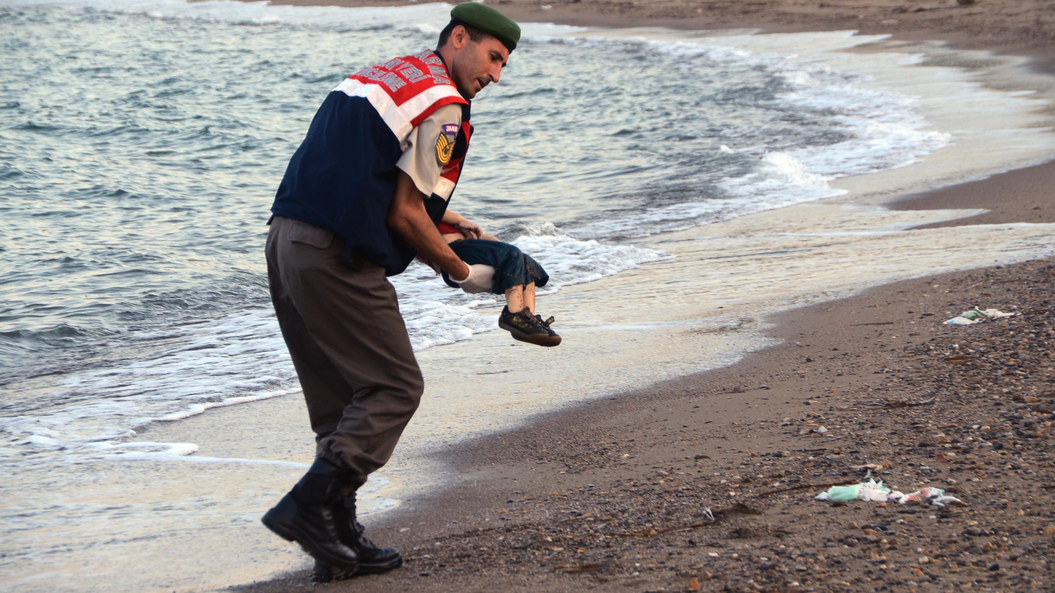 Dalle scarpe al corpo spostato: complottisti scatenati su Aylan