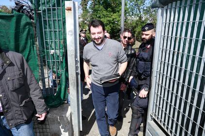Salvini alle prese con un maiale nel campo Rom 5