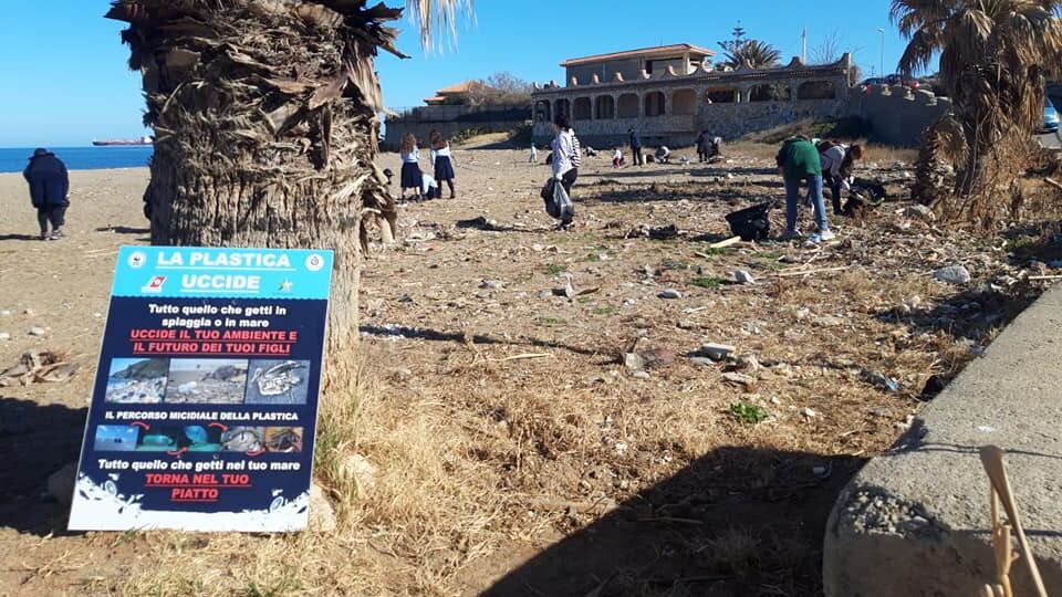 Spiaggia piena di plastica, a ripulirla ci pensano i turisti