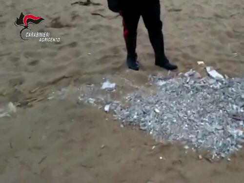 Sorpresi a sotterrare rifiuti speciali in spiaggia: scatta la denuncia per due uomini