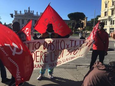 I migranti in corteo per chiedere più diritti 7