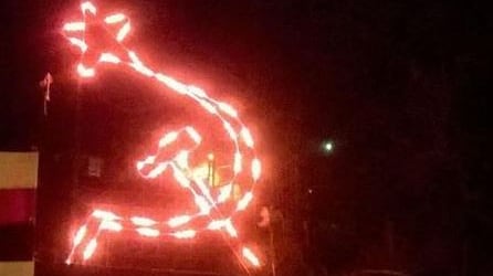 Luminarie a falce e martello e il grido "Gesù è comunista"