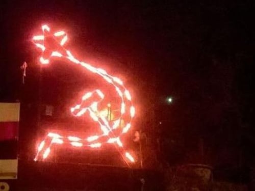 Luminarie a falce e martello e il grido "Gesù è comunista"
