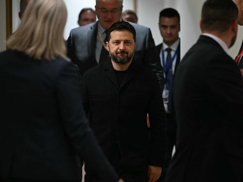 Senza immagine e legittimità: Zelensky viene scaricato pure da Donald