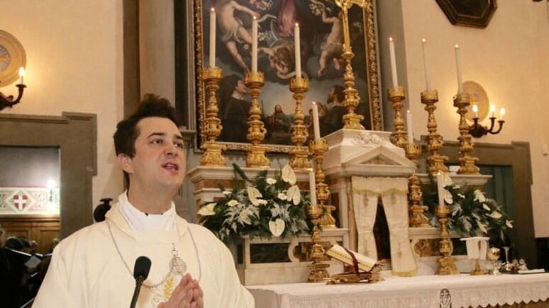 Droga e festini hot in chiesa: chi è don Spagnesi, il parroco ridotto allo stato laicale