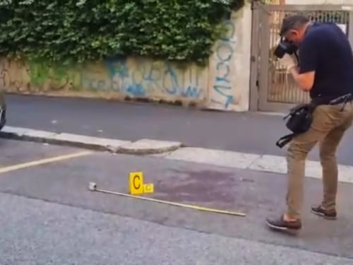 Milano, accoltellato per strada da una decina di persone: 32enne grave