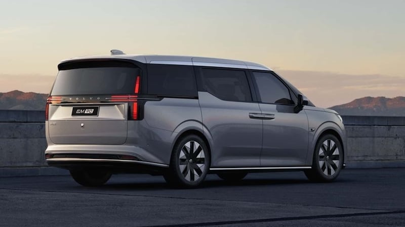Volvo EM90, guarda tutte le foto 13