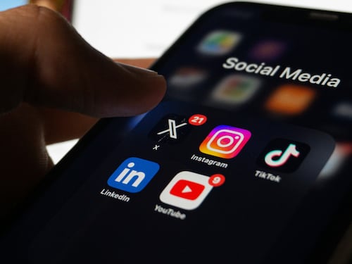 Borseggiatore muore dopo un colpo: gioia sui social