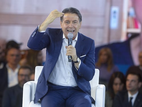 Conte la spunta e detta legge: pace a Putin, Bibi in manette