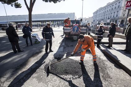 Gli interventi dei vigili urbani per chiudere le buche sulle strade della Capitale 16