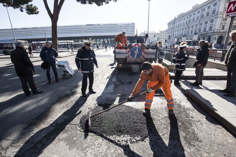 Gli interventi dei vigili urbani per chiudere le buche sulle strade della Capitale 16