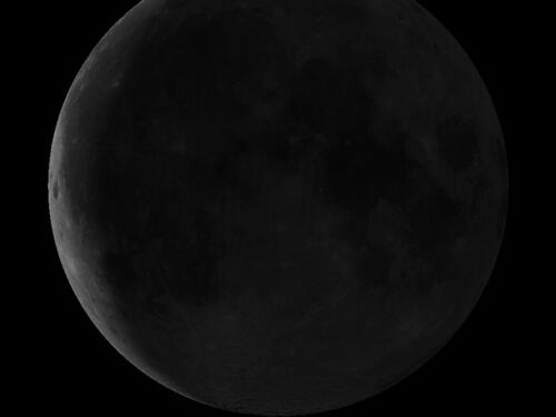 La luna di stasera è la più vicina alla Terra da 1000 anni, ma non si vedrà: ecco perché