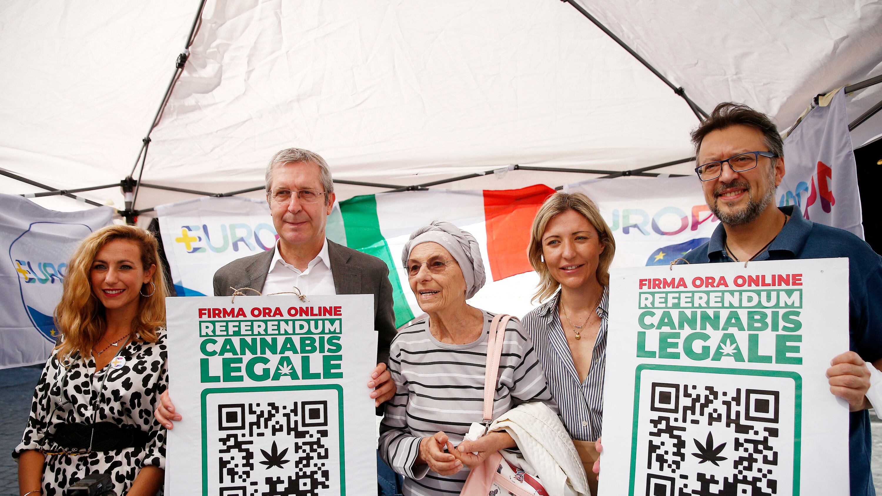Già 500mila firme per legalizzare la cannabis. Ecco tutti i rischi del sì al referendum