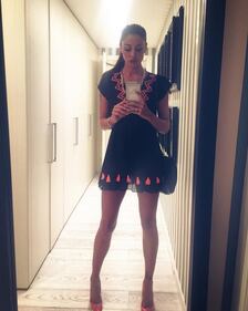 Belen sexy cameriera nel suo ristorante milanese 1