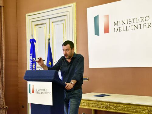 Così Salvini smaschera le Ong: "Ecco come violano il diritto"