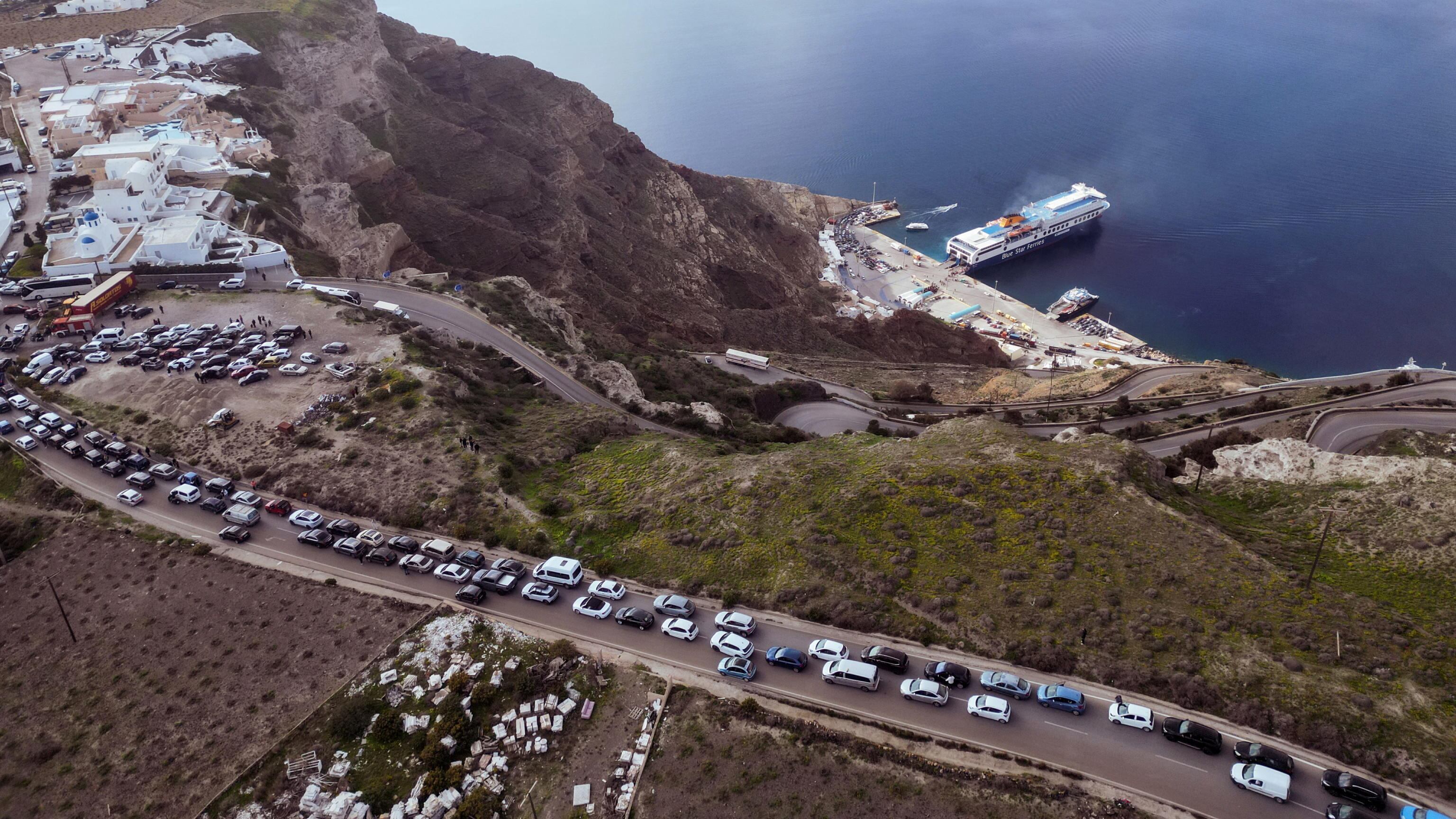 La terra trema, tutti in fuga da Santorini. "Abbiamo paura della grande spallata"