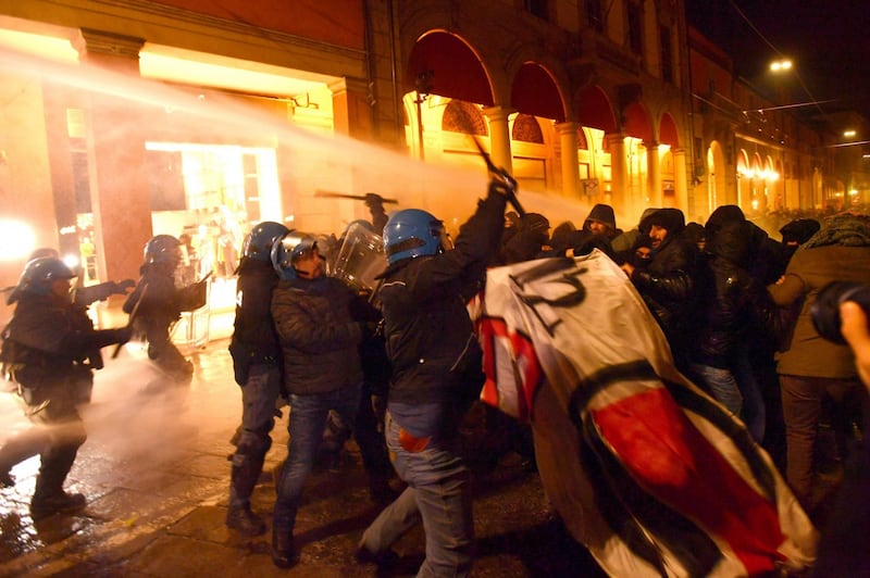 Bologna, scontri tra polizia e antagonisti 2