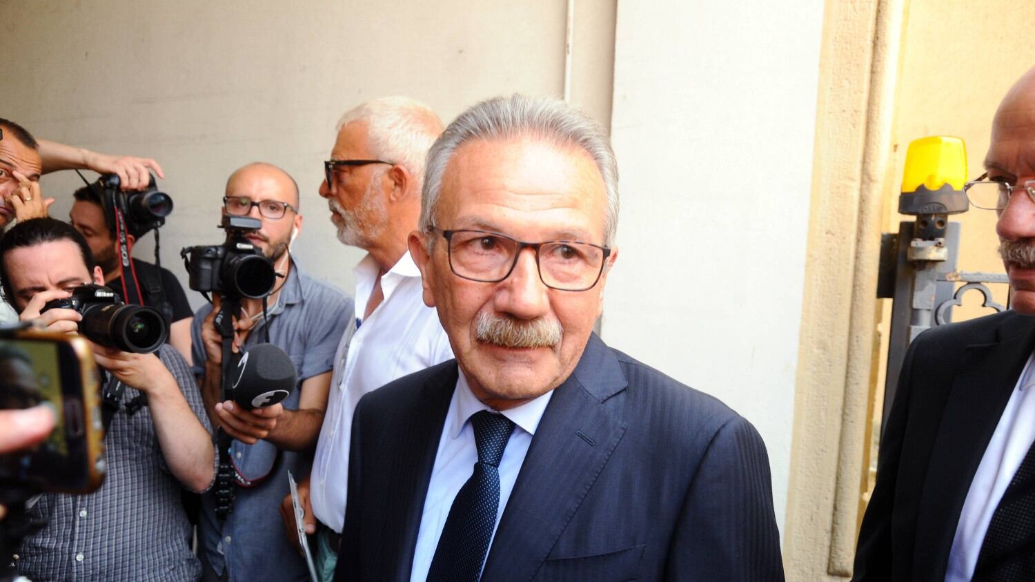 Legnano, il sindaco della Lega Fratus, indagato per corruzione, ha ritirato le dimissioni