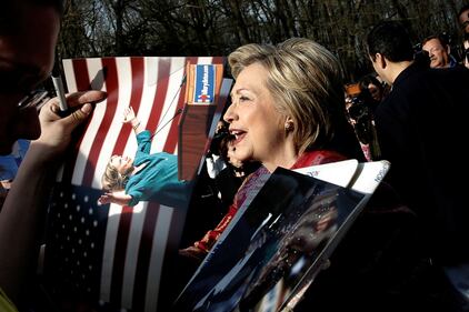 Hillary festeggia la vittoria 3