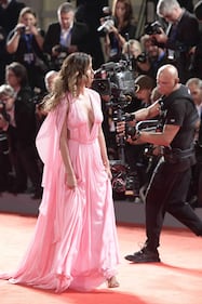 Belen Rodriguez a Venezia: la scollatura è inguinale 18