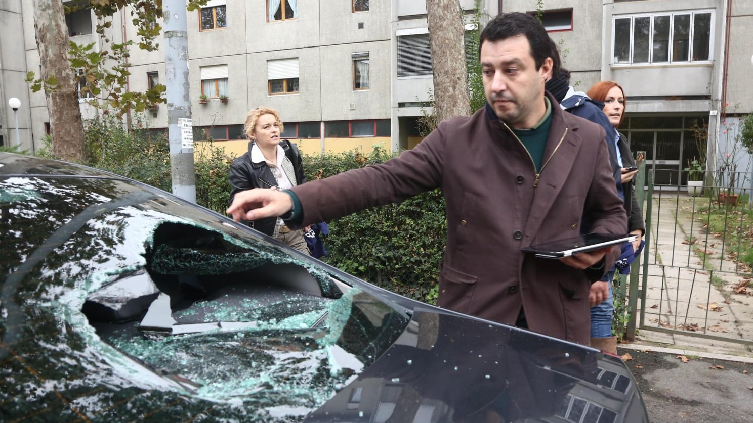 Bologna, Salvini al campo rom aggredito dai centri sociali