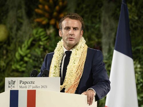 Macron, l'intervista tv è un super spot. L'ira dei rivali: "Commedia monarchica"