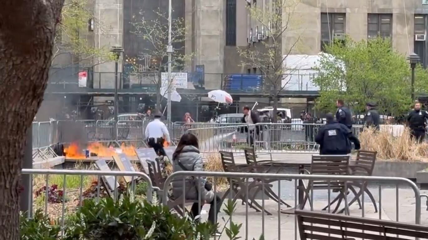 New York, un uomo si dà fuoco fuori dal tribunale del processo a Trump