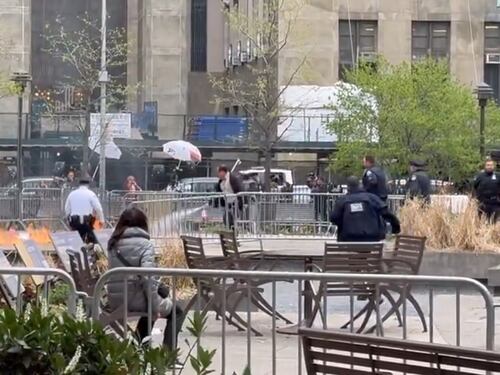 New York, un uomo si dà fuoco fuori dal tribunale del processo a Trump