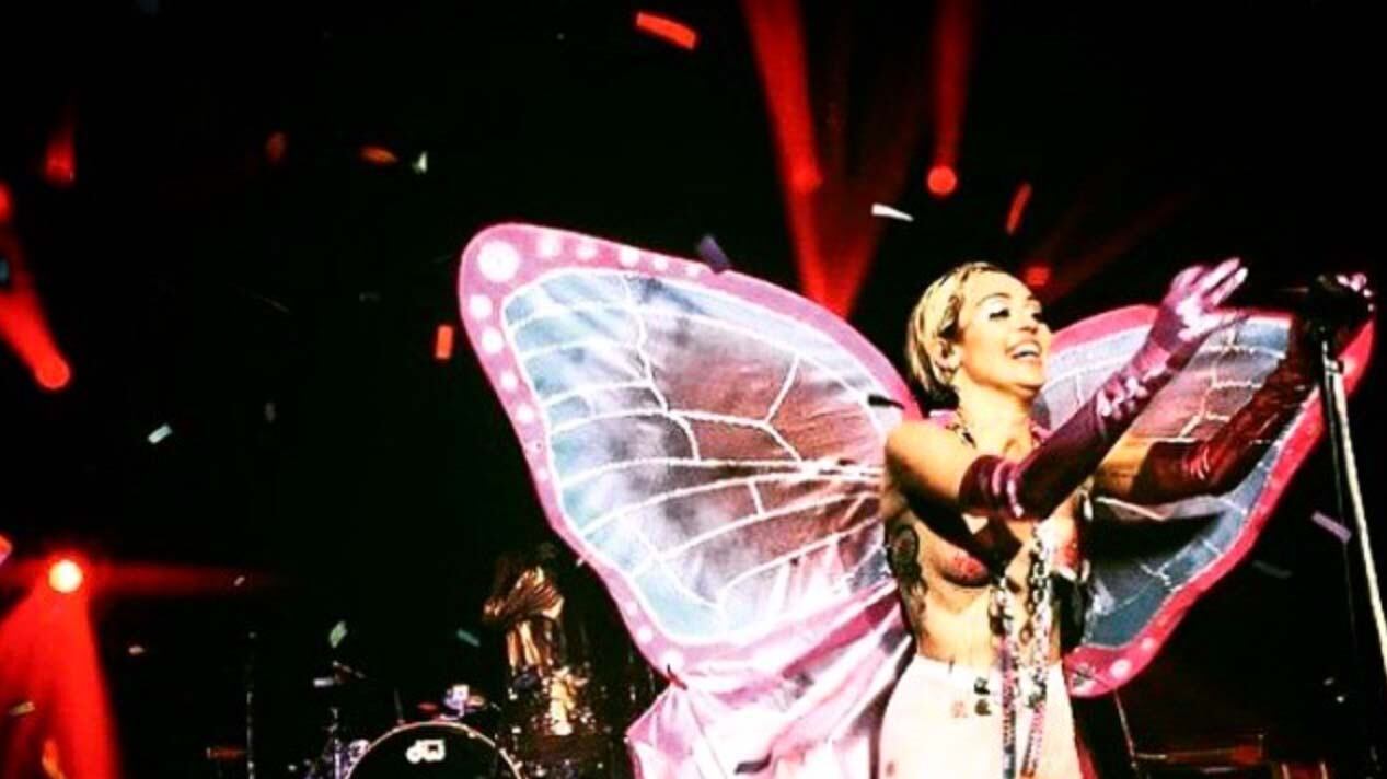 Miley Cyrus si fa toccare le parti intime dai fan al concerto