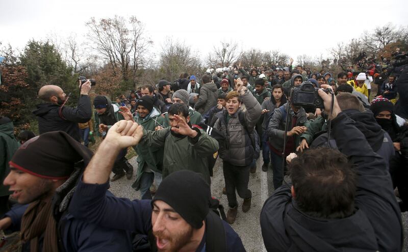 I migranti guadano il fiume tra Grecia e Macedonia 6