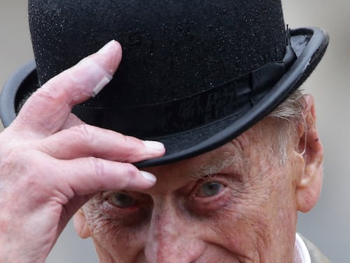 Dall'infanzia funesta all'amore per Elisabetta, quelle gaffe del principe Filippo