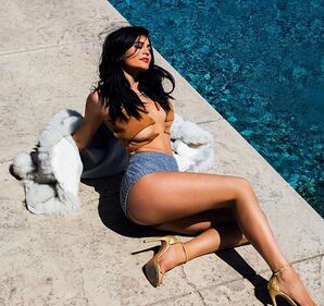 Kylie Jenner mostra il seno su Instagram 1