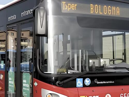 Anche Bologna s'inchina ai diktat Lgbt: ecco l'identità alias per i mezzi pubblici
