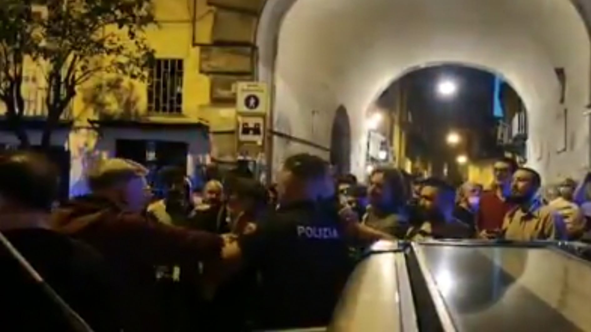 La violenza dei centri sociali: polizia accerchiata e insultata