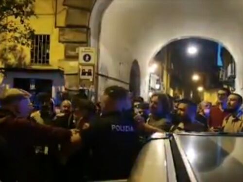La violenza dei centri sociali: polizia accerchiata e insultata