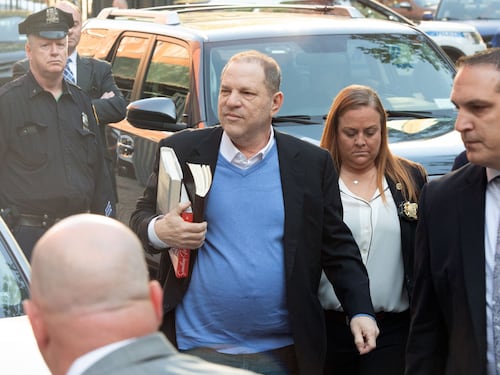 Weinstein si è consegnato alla polizia. Libero su cauzione