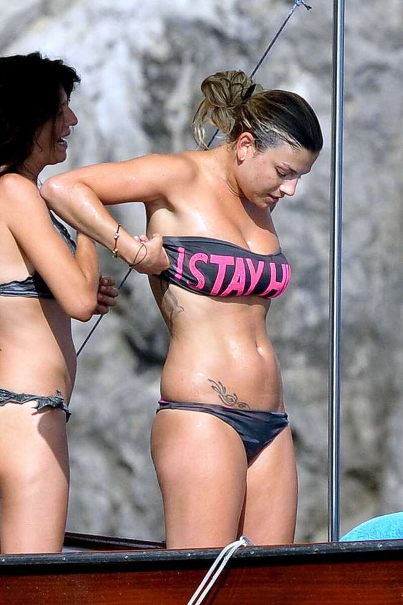 Emma Marrone, curve hot in barca 22