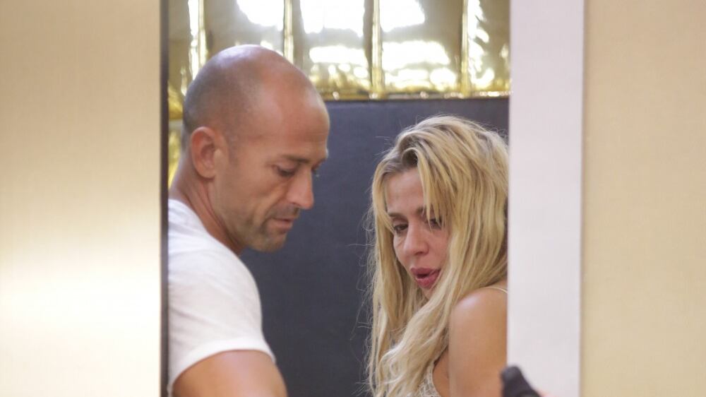 Gf Vip, la Marini a Bettarini: "Non è che di notte mi hai messo qualcosa in gola?"