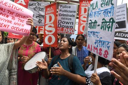 La violenza contro le donne scatena la protesta in India 4