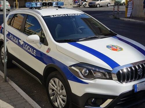 Si fermano al bar per un caffè, rubate le divise ai vigili urbani