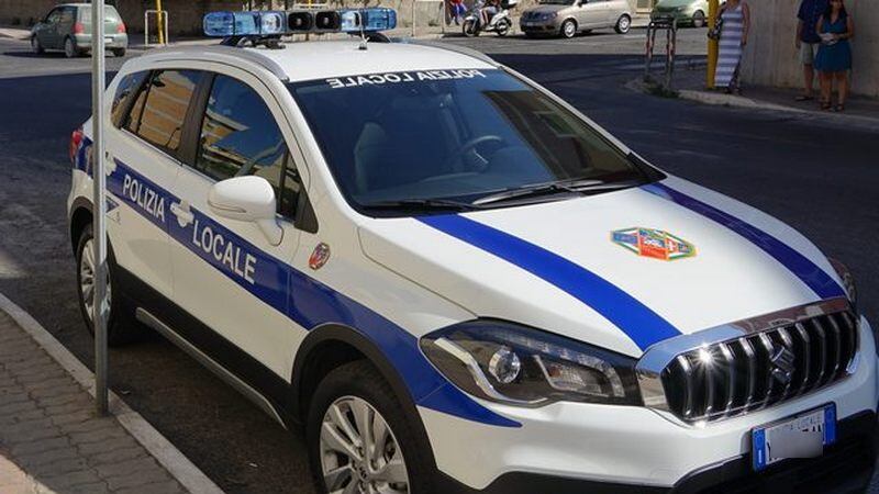 Si fermano al bar per un caffè, rubate le divise ai vigili urbani