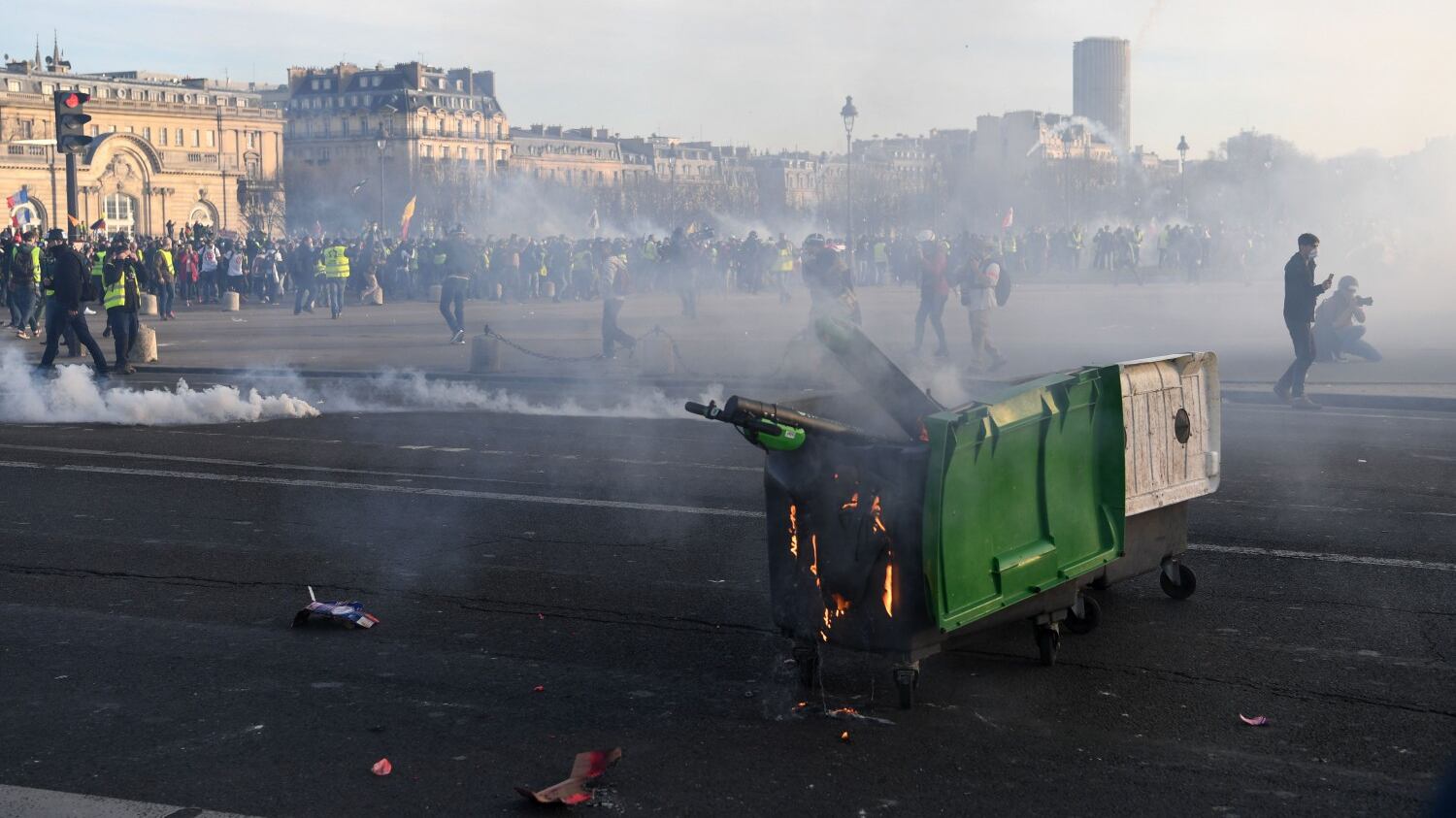 I gilet gialli scatenano il caos: scontri nel centro di Parigi