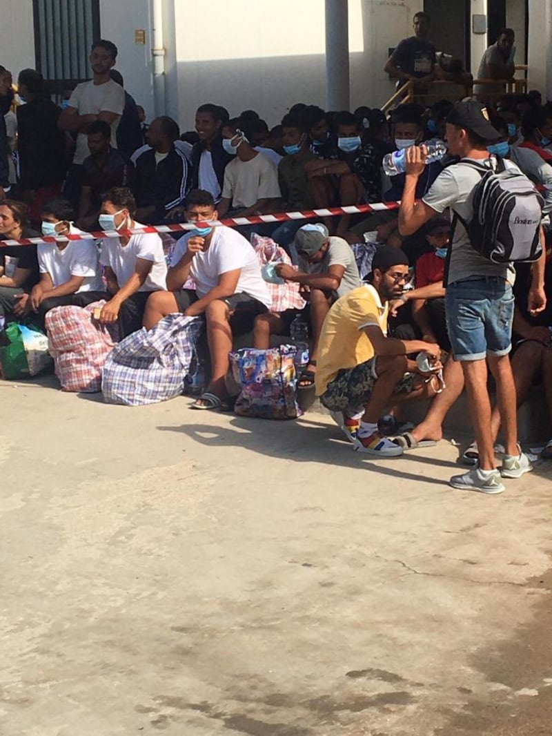 Lampedusa, migranti ammassati e senza mascherine 3