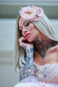 Becky Holt si sposa: tatuaggi e abito bianco 5