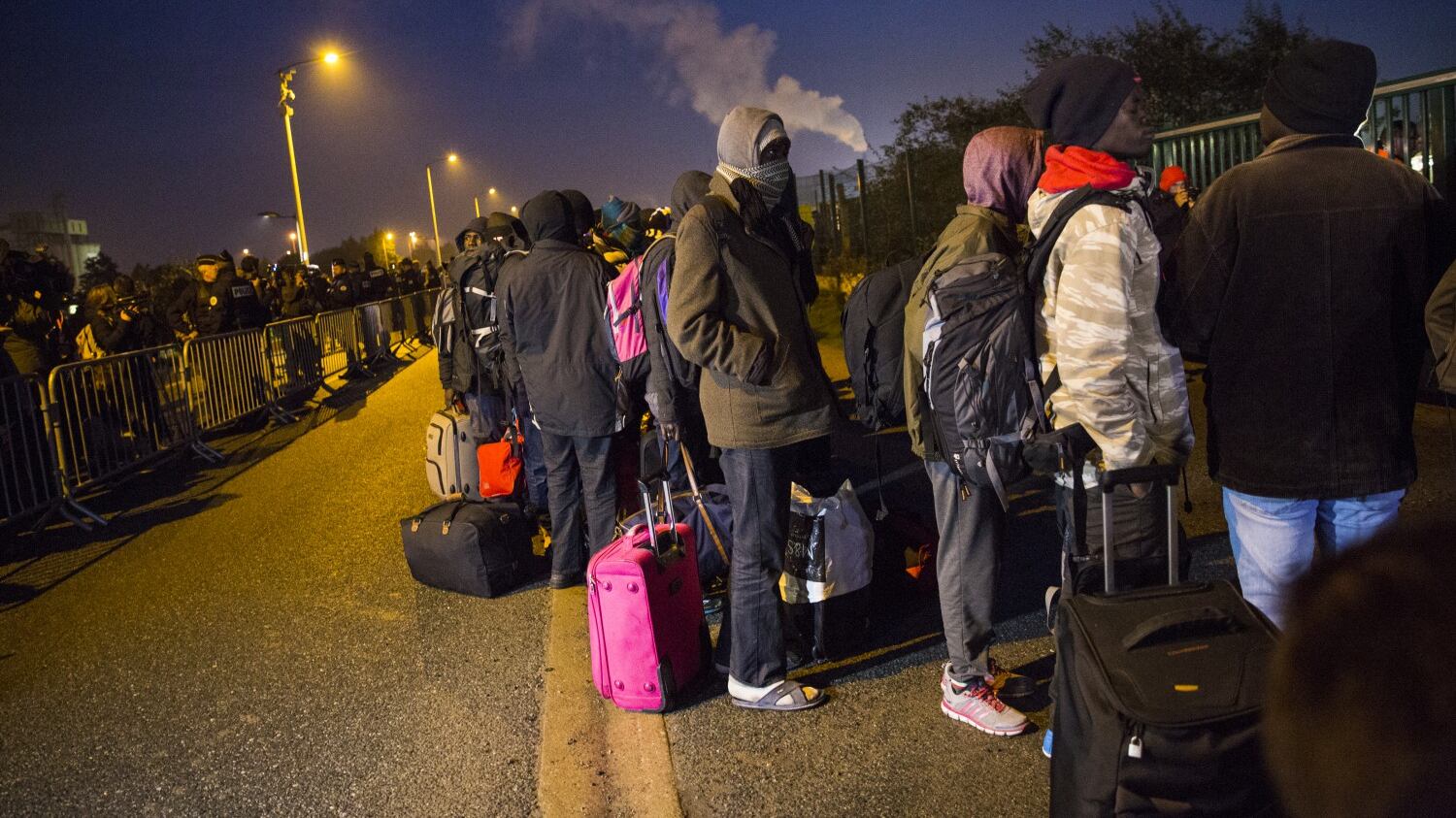 Via gli immigrati da Calais: la Francia sgombera la "giungla"